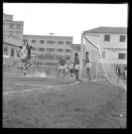 Fotografia "CAMPEONATO CARIOCA DE PROFISSIONAIS DE 1963' (1º Turno) Jogo Bonsucesso x São Cristovão (0 x 1), Reportagem de Esporte" ([Local n/d] , 1963) [negativo]. / Fotógrafo(a): Diniz Rodrigues.  -- ITEM-0003.