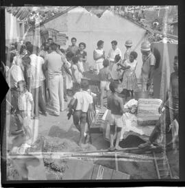 Fotografia "FAVELAS' Despejo de Favelas em Bonsucesso (Favela Nova Brasília em Bonsucesso), Reportagem de Paulo Cordeiro" ([Local n/d] , 1963) [negativo]. / Fotógrafo(a): Ribeiro.  -- ITEM-0011.