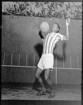 Fotografia "Futebol - R.J. (equipe do Bangú - 1952), Esportes" ([Local n/d] , 1952) [negativo]. / Fotógrafo(a): Equipe.  -- ITEM-0007.
