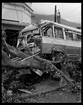 Fotografia "Polícia - desastre lotação" ([Local n/d] , [Data n/d]) [negativo]. / Fotógrafo(a): Adir.  -- ITEM-0002.