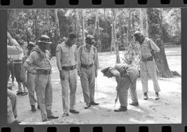 Fotografia "DESAPARECIMENTO DO MÉDICO NO PICO DE PAPAGAIO Família perdida na mata (Dr. Newto Batista dos Santos, que estava desaparecido com seus filhos Caio Cesar e Lia Lucia no Pico de Papagaio)" ([Local n/d] , 1963) [negativo]. / Fotógrafo(a): Adyr; Rodolpho.  -- ITEM-0007.