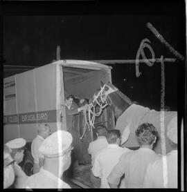 Fotografia "TURFE - CAVALOS' ' GARNDE [GRANDE] PRÊMIO BRASIL DE 1963' TURF - chegada de 'CAVALOS ARGENTINOS' para o 'GRANDE PRÊMIO' ('Sênor Flors' e Rocker'), Reportagem de Fausto Serpa" ([Local n/d] , 1963) [negativo]. / Fotógrafo(a): Joel.  -- ITEM-0009.