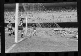 Fotografia "FUTEBOL = 'CAMPEONATO CARIOCA DE PROFISSIONAIS' Jogo Flamengo x Botafogo (3 x 1), America x Portuguesa (2 x 1), Madureira x Bangu (1 x 2), C. Grande x S. Cristovão (1 x 0) e C. Rio x Olaria (1 x 7), Reportagem de Esporte" ([Local n/d] , 1963) [negativo]. / Fotógrafo(a): Equipe.  -- ITEM-0196.