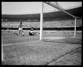 Fotografia "Esporte - Futebol América x Botafogo" ([Local n/d] , [Data n/d]) [negativo]. / Fotógrafo(a): Domingos.  -- ITEM-0001.