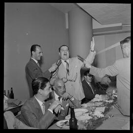 Fotografia "Banquete de 'Última Hora' em homenagem ao Vasco da Gama e Ademar Ferreira da Silva" ([Local n/d] , [Data n/d]) [negativo]. / Fotógrafo(a): Demócrito e Estrela.  -- ITEM-0022.