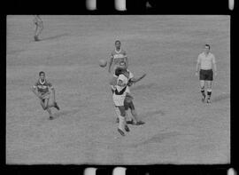 Fotografia "CAMPEONATO CARIOCA DE PROFISSIONAIS DE 1963' (1º Turno) Jogo Vasco da Gama x Olaria (1 x 0) no Maracanã" ([Local n/d] , 1963) [negativo]. / Fotógrafo(a): Demócrito; Ribeiro.  -- ITEM-0057.