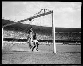 Fotografia "Esportes - Futebol - Diversos" ([Local n/d] , [Data n/d]) [negativo]. / Fotógrafo(a): [Autoria n/d].  -- ITEM-0003.