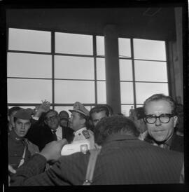 Fotografia "Carlos Lacerda - chegando de Porto Alegre; Chegada de Carlos Lacerda, Reportagem de Caban" ([Local n/d] , 1963) [negativo]. / Fotógrafo(a): Ribeiro.  -- ITEM-0005.