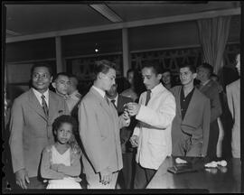 Fotografia "Entrega de prêmios no gabinete do sr. Samuel da Corrida do ex-Combatente" ([Local n/d] , [Data n/d]) [negativo]. / Fotógrafo(a): Barros.  -- ITEM-0001.