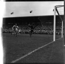 Fotografia "Futebol - São Cristóvão (jogo)" ([Local n/d] , [Data n/d]) [negativo]. / Fotógrafo(a): [Autoria n/d].  -- ITEM-0001.