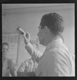 Fotografia "VIÚVA NEGRA'; INSETOS _ 'Viuva Negra (aranha)' - FAB e outras autoridades na Ilha do Governador vão dar caça e exterminar as Aranhas 'Viuvas [Viúvas] Negras'" ([Local n/d] , 1961) [negativo]. / Fotógrafo(a): L. SANTOS.  -- ITEM-0009.