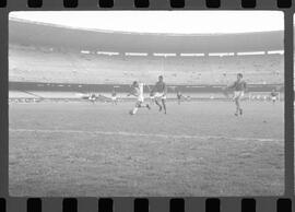 Fotografia "FLUMINENSE X BONSUCESSO; 'CAPEONATO [CAMPEONATO] CARIOCA DE FUTEBOL PROFISSIONAIS' Jogo no Maracanã - Fluminense x Bonsucesso (3x0), sendo que este jogo foi anulado devido a irregularidade havida), Reportagem de Esporte" ([Local n/d] , 1963) [negativo]. / Fotógrafo(a): Demócrito; Ribeiro.  -- ITEM-0065.