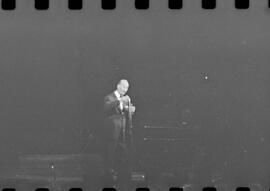 Fotografia "TEATRO MUNICIPAL' Estréia de Mauricio Chevalier no Teatro Municipal, Reportagem de Eli" ([Local n/d] , 1963) [negativo]. / Fotógrafo(a): Joel.  -- ITEM-0005.