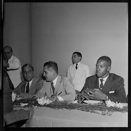 Fotografia "Banquete de 'Última Hora' em homenagem ao Vasco da Gama e Ademar Ferreira da Silva" ([Local n/d] , [Data n/d]) [negativo]. / Fotógrafo(a): Demócrito e Estrela.  -- ITEM-0051.