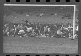 Fotografia "Jogos Campeonato Carioca; 'CAMPEONATO CARIOCA DE 1963' de PROFISSIONAIS (1º Turno) Jogos Vasco x Fluminense (3 x 1) Botafogo x Canto do Rio (3 x 0) America x Madureira (5 x 2) e Olaria x Portuguesa, Reportagem de Esporte" ([Local n/d] , 1963) [negativo]. / Fotógrafo(a): Equipe.  -- ITEM-0038.