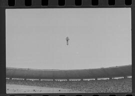 Fotografia "CAMPEONATO CARIOCA DE PROFISSIONAIS DE 1963 (1º TURNO) Jogos - Campeonato Carioca. Flamengo x Madureira (5 x 0) - Vasco x América (2 x 0) e Fluminense x Portuguesa (1 x 1). e Peter Kedzierski, homem voador dos EUA, (Vôo)" ([Local n/d] , 1963) [negativo]. / Fotógrafo(a): Equipe.  -- ITEM-0107.