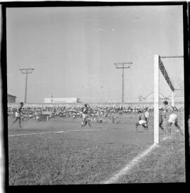 Fotografia "Jogos Campeonato Carioca; 'CAMPEONATO CARIOCA DE 1963' de PROFISSIONAIS (1º Turno) Jogos Vasco x Fluminense (3 x 1) Botafogo x Canto do Rio (3 x 0) America x Madureira (5 x 2) e Olaria x Portuguesa, Reportagem de Esporte" ([Local n/d] , 1963) [negativo]. / Fotógrafo(a): Equipe.  -- ITEM-0305.