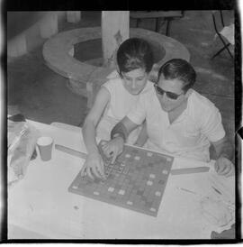 Fotografia "PENITEMCIARIA [PENITENCIÁRIA] CENTRAL' 'DIA DO PAPAI' Dia do Papai no PRESÍDIO (Festividades pelo 'Dia do Papai' na Penitenciária Central', Reportagem de Nelson Silva" ([Local n/d] , 1963) [negativo]. / Fotógrafo(a): Ferreira.  -- ITEM-0004.