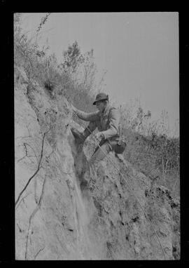 Fotografia "Manobras em Ribeirão das Lages (Paraquedistas: Sobrevivência na Selva operação); 'PARAQUEDISTAS' PARAQUEDISTAS em manobra em Ribeirão das Lages" ([Local n/d] , 1963) [negativo]. / Fotógrafo(a): Méra; Caban.  -- ITEM-0004.