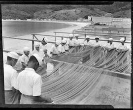 Fotografia "Pesca - R.J. (Escola Técnica Darcy Vargas), Reportagem Geral" ([Local n/d] , [Data n/d]) [negativo]. / Fotógrafo(a): Jean Manzon.  -- ITEM-0008.