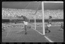 Fotografia "Jogos Campeonato Carioca; 'CAMPEONATO CARIOCA DE 1963' de PROFISSIONAIS (1º Turno) Jogos Vasco x Fluminense (3 x 1) Botafogo x Canto do Rio (3 x 0) America x Madureira (5 x 2) e Olaria x Portuguesa, Reportagem de Esporte" ([Local n/d] , 1963) [negativo]. / Fotógrafo(a): Equipe.  -- ITEM-0148.