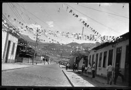 Fotografia "Banho a fantasia em Ramos e homenagem a Última Hora na Ilha do Governador" ([Local n/d] , [Data n/d]) [negativo]. / Fotógrafo(a): Rodo.  -- ITEM-0002.