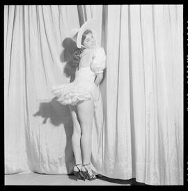 Fotografia "Bastidores de teatro de revista, Reportagem Geral" ([Local n/d] , [Data n/d]) [negativo]. / Fotógrafo(a): Jean Manzon.  -- ITEM-0029.