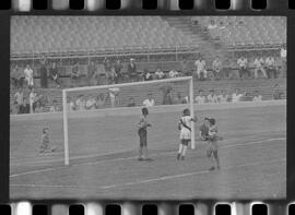 Fotografia "CAMPEONATO CARIOCA DE PROFISSIONAIS DE 1963' (1º Turno) Jogo Vasco da Gama x Olaria (1 x 0) no Maracanã" ([Local n/d] , 1963) [negativo]. / Fotógrafo(a): Demócrito; Ribeiro.  -- ITEM-0022.