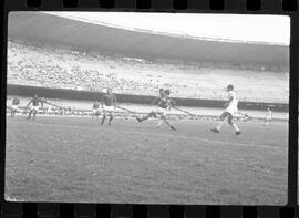 Fotografia "FLUMINENSE X BONSUCESSO; 'CAPEONATO [CAMPEONATO] CARIOCA DE FUTEBOL PROFISSIONAIS' Jogo no Maracanã - Fluminense x Bonsucesso (3x0), sendo que este jogo foi anulado devido a irregularidade havida), Reportagem de Esporte" ([Local n/d] , 1963) [negativo]. / Fotógrafo(a): Demócrito; Ribeiro.  -- ITEM-0020.