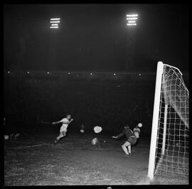 Fotografia "Futebol - São Paulo. Jogo São Paulo x Palmeiras, Esportes" ([Local n/d] , [Data n/d]) [negativo]. / Fotógrafo(a): Equipe.  -- ITEM-0010.
