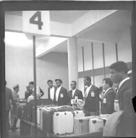 Fotografia "Galeão chegada do clube Alianza de Lima; 'FUTEBOL = EQUIPE DO ALIANZA DE LIMA' Chegada no Galeão de 'Alianza de Lima', Reportagem de Esporte" ([Local n/d] , 1963) [negativo]. / Fotógrafo(a): Demócrito.  -- ITEM-0007.