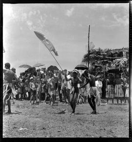 Fotografia "Banho a fantasia em Ramos e homenagem a Última Hora na Ilha do Governador" ([Local n/d] , [Data n/d]) [negativo]. / Fotógrafo(a): Rodo.  -- ITEM-0035.