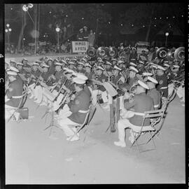 Fotografia "Promoção de Última Hora' - homenagem à Batalha do Riachuelo em Copacabana e Leme" ([Local n/d] , [Data n/d]) [negativo]. / Fotógrafo(a): Melo e A. Veneziano.  -- ITEM-0027.