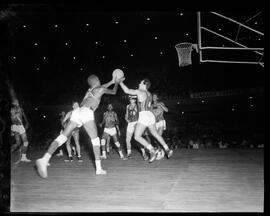 Fotografia "Esporte - basquete internacional" ([Local n/d] , [Data n/d]) [negativo]. / Fotógrafo(a): Ângelo.  -- ITEM-0010.