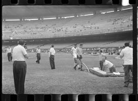 Fotografia "FLUMINENSE X BONSUCESSO; 'CAPEONATO [CAMPEONATO] CARIOCA DE FUTEBOL PROFISSIONAIS' Jogo no Maracanã - Fluminense x Bonsucesso (3x0), sendo que este jogo foi anulado devido a irregularidade havida), Reportagem de Esporte" ([Local n/d] , 1963) [negativo]. / Fotógrafo(a): Demócrito; Ribeiro.  -- ITEM-0015.