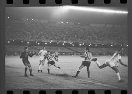 Fotografia "Futebol; 'FUTEBOL = LIBERTADORES DAS AMÉRICAS' Botafogo x Alianza de Lima (2 x 1) (Fases do jogo realizado no Maracanã)" ([Local n/d] , 1963) [negativo]. / Fotógrafo(a): Demócrito.  -- ITEM-0008.