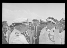 Fotografia "Jango em Recife; Jango Goulart em Recife. sendo recebido pelo Governador Miguel Arraes no Aeroporto do Estado.)" ([Local n/d] , 1963) [negativo]. / Fotógrafo(a): Sucursal.  -- ITEM-0044.