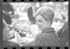 Fotografia "Churrascaria Gaúcha' Miss Paraná na Chur. Gaúcha Srta. Tania Maria Franco, homenageada com almoço na 'Churrascaria Gaúcha', Reportagem de Jonas Vieira" ([Local n/d] , 1963) [negativo]. / Fotógrafo(a): Adyr Vieira.  -- ITEM-0014.