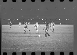 Fotografia "Futebol; 'FUTEBOL = LIBERTADORES DAS AMÉRICAS' Botafogo x Alianza de Lima (2 x 1) (Fases do jogo realizado no Maracanã)" ([Local n/d] , 1963) [negativo]. / Fotógrafo(a): Demócrito.  -- ITEM-0046.