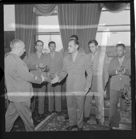 Fotografia "Transmissão Comando I Exército (Gal. Osvino Ferreira Alves, transmite o camando [comando] do 1º Exército ao seu sucessor o Gal. Benjamin Rodrigues Galhardo, com a presença do Min. Jair Dantas Ribeiro" ([Local n/d] , 1963) [negativo]. / Fotógrafo(a): Alvaro.  -- ITEM-0005.