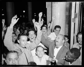 Fotografia "Manifestações populares pelo feito dos brasileiros no Chile" ([Local n/d] , [Data n/d]) [negativo]. / Fotógrafo(a): Jader Neves, Paulo e Ernani Contursi.  -- ITEM-0018.