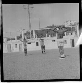 Fotografia "Botafogo F. R.' Garrincha e Quarentinha em treino especial com o preparador físico Adalberto" ([Local n/d] , 1963) [negativo]. / Fotógrafo(a): Democrito.  -- ITEM-0018.