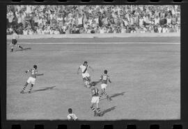 Fotografia "Jogos Campeonato Carioca; 'CAMPEONATO CARIOCA DE 1963' de PROFISSIONAIS (1º Turno) Jogos Vasco x Fluminense (3 x 1) Botafogo x Canto do Rio (3 x 0) America x Madureira (5 x 2) e Olaria x Portuguesa, Reportagem de Esporte" ([Local n/d] , 1963) [negativo]. / Fotógrafo(a): Equipe.  -- ITEM-0062.