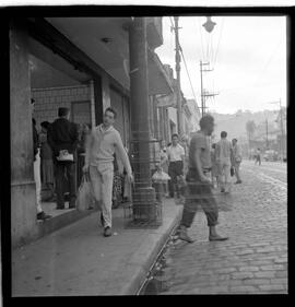 Fotografia "LEITE' Reportagem com falta de leite filas para compra do produto, Reportagem de Duarte" ([Local n/d] , 1963) [negativo]. / Fotógrafo(a): José Gomes.  -- ITEM-0004.