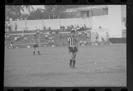 Fotografia "Jogos Campeonato Carioca; 'CAMPEONATO CARIOCA DE 1963' de PROFISSIONAIS (1º Turno) Jogos Vasco x Fluminense (3 x 1) Botafogo x Canto do Rio (3 x 0) America x Madureira (5 x 2) e Olaria x Portuguesa, Reportagem de Esporte" ([Local n/d] , 1963) [negativo]. / Fotógrafo(a): Equipe.  -- ITEM-0209.