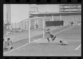 Fotografia "Campeonato Carioca de Profissionais de 63 (1° Turno) Esporte - jogo Fluminense (1 x 0) Bonsucesso" ([Local n/d] , 1963) [negativo]. / Fotógrafo(a): Democrito.  -- ITEM-0068.