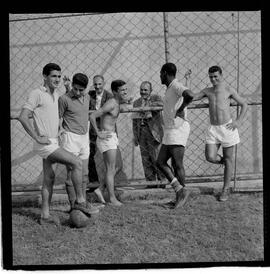 Fotografia "AMERICA F.C.' Rep. c/ Treino do America e reportagem com o goleiro Pompeia em companhia do técnico Daniel Pinto), Reportagem de Esporte" ([Local n/d] , 1963) [negativo]. / Fotógrafo(a): Democrito.  -- ITEM-0010.