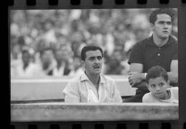 Fotografia "FUTEBOL = 'CAMPEONATO CARIOCA DE PROFISSIONAIS' Jogo Flamengo x Botafogo (3 x 1), America x Portuguesa (2 x 1), Madureira x Bangu (1 x 2), C. Grande x S. Cristovão (1 x 0) e C. Rio x Olaria (1 x 7), Reportagem de Esporte" ([Local n/d] , 1963) [negativo]. / Fotógrafo(a): Equipe.  -- ITEM-0026.