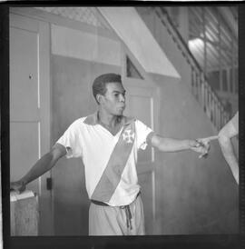 Fotografia "VASCO DA GAMA F.R.' Reunião no Departamento Médico do Vasco da Gama e os jogadores Saulzinho e Maurinho e treino), Reportagem de Esporte" ([Local n/d] , 1963) [negativo]. / Fotógrafo(a): Democrito.  -- ITEM-0003.