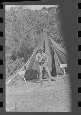 Fotografia "Manobras em Ribeirão das Lages (Paraquedistas: Sobrevivência na Selva operação); 'PARAQUEDISTAS' PARAQUEDISTAS em manobra em Ribeirão das Lages" ([Local n/d] , 1963) [negativo]. / Fotógrafo(a): Méra; Caban.  -- ITEM-0027.